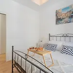 Independence Apartment With Balcony By Rent All Como