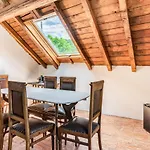 Roomy \'900 House Surrounded By Greenery With Parking!