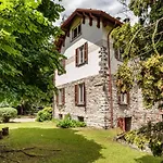 Roomy \'900 House Surrounded By Greenery With Parking!