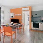 Orange Corner Home - Como Lake