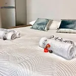 Elegant Apartment- 8 Mins Walk To Center - Free Parking