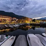 Como Lake Holiday Home