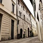 Casa Del Pittore - Elegante Appartamento Del 1200 - Centro Storico Como