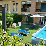A Due Passi Dal Lago