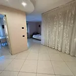 Chic House Near The Lake