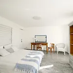 Lake View Cozy Apartment With Small Garden