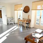 Lake View Cozy Apartment With Small Garden