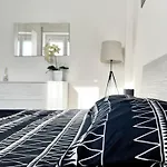 The Lake-Side Corner Apartment