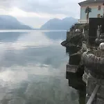 Beautiful Villa With Private Access To The Lake.