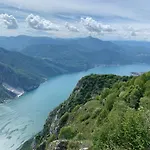 Iuli Lake Home Tra Lago E Montagna