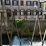Welcomely - Lake River Apartment