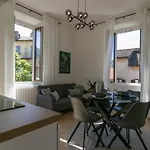 Welcomely - Lake River Apartment