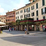 A Pochi Passi Dal Lago Vista Vicolo