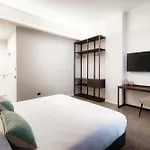Como Lakeside Suites