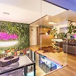 Luxe & Central Haven - Jacuzzi, Sauna, Steam, Private Parking