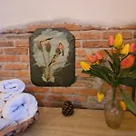 Villa Lago Ground Floor- Pet Friendly Stay-Private Garden-Parking-Lake View - Bike Friendly Holiday House