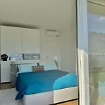 Elda Apartment With Garden And Lake View