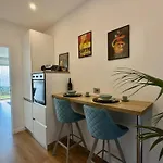 Elda Apartment With Garden And Lake View