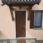 Camera con bagno e portico vista lago