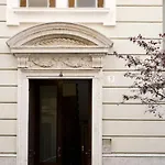 Joivy Splendid 3Br Apt With Parking And Terrace In Como