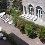 Larius Apartment Parking