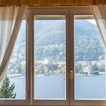 Lo Specchio Sul Lago - The House Of Travelers