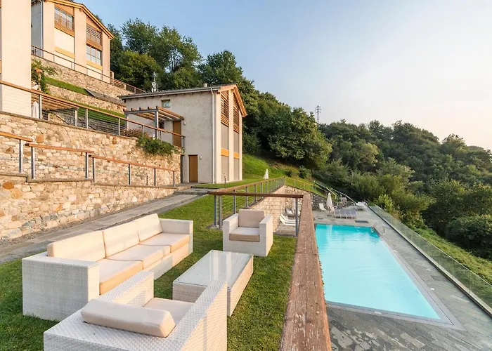 Beautiful Poolside And Stunning Lake View Gardenia