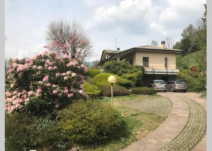 Como, accogliente mansarda nel verde Le Balze