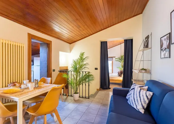 Blue Attic - Historical Como City Center By Rent All Como