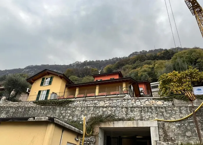 Sala Comacina Apartment No 1-Sleeps 10 By Italian Apartments