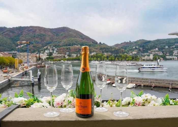 Appartamento Esclusivo Fronte Lago, In Centro A Como Con Garage