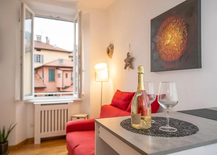 Portatorre Suite, A Charming Apartment In The Heart Of Como, Free Private Parking, Air Conditioning & More!
