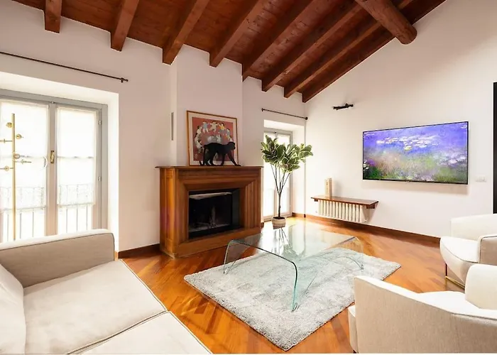 Luxury Apartment + Private Parking - Como Center