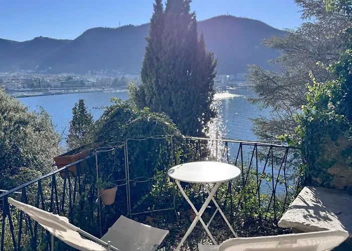 Lake View Cozy Apartment With Small Garden