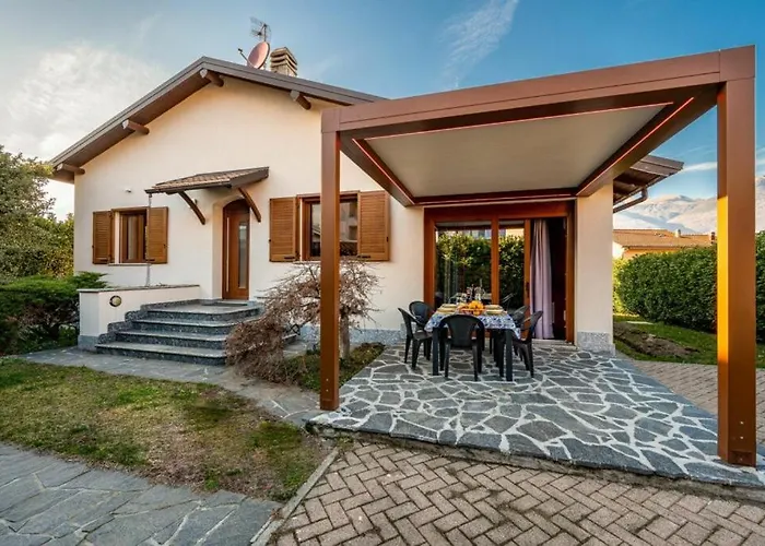 Villa Iris -Pet Friendly Stay - Garden - Private Parking- Bike Friendly Holiday House