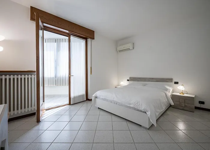 Two Bedroom Apartment With Garage - Larihome A56