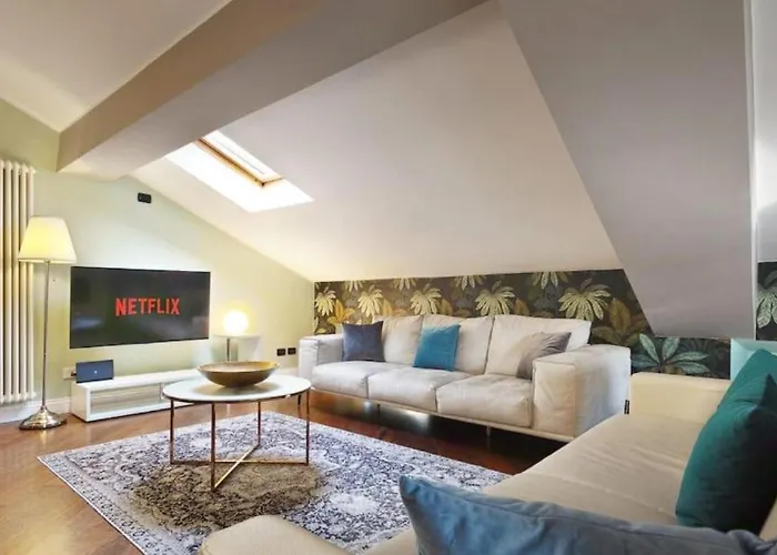 Attic In Como Center + Parking
