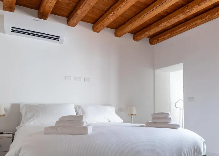 Piazza Del Lago Suites