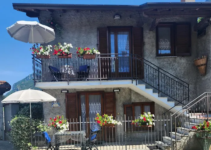 Laura\'S Cottage With A View Of The Lake And Mountains