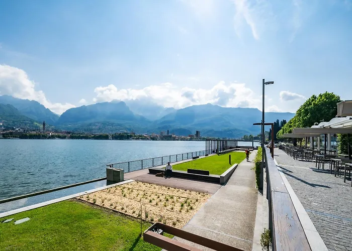 Renzo & Lucia Living Lake