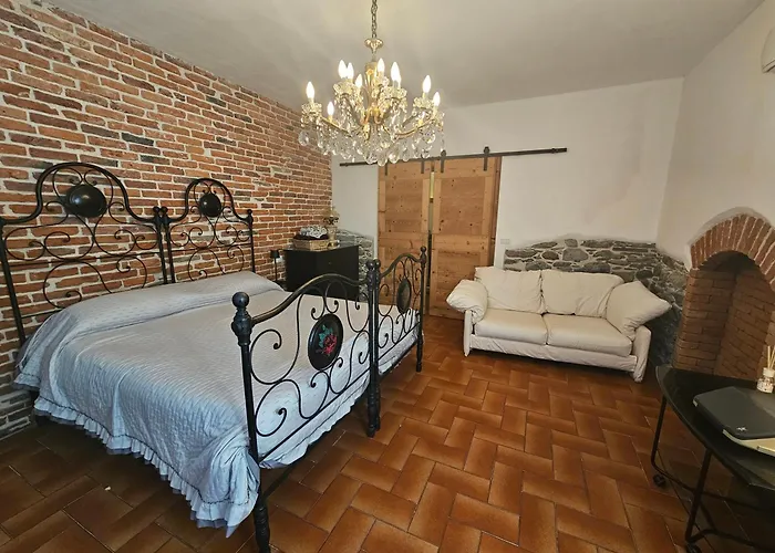 Villa Lago Ground Floor- Pet Friendly Stay-Private Garden-Parking-Lake View - Bike Friendly Holiday House