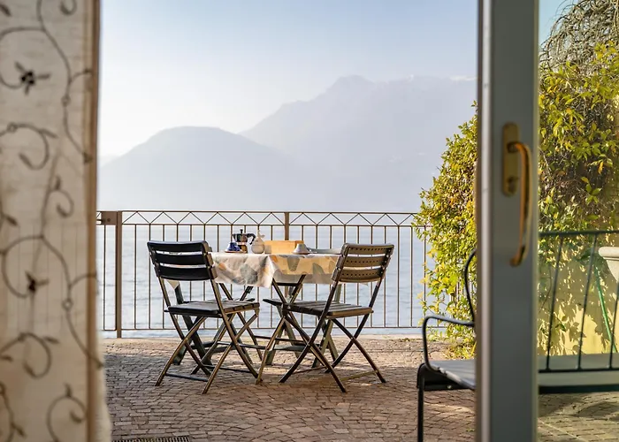 Il Glicine Sul Lago - Wisteria On The Lake
