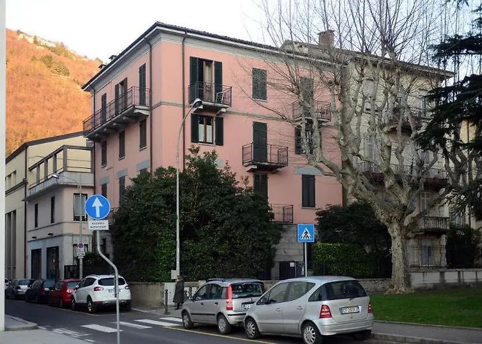 Gira Guest House