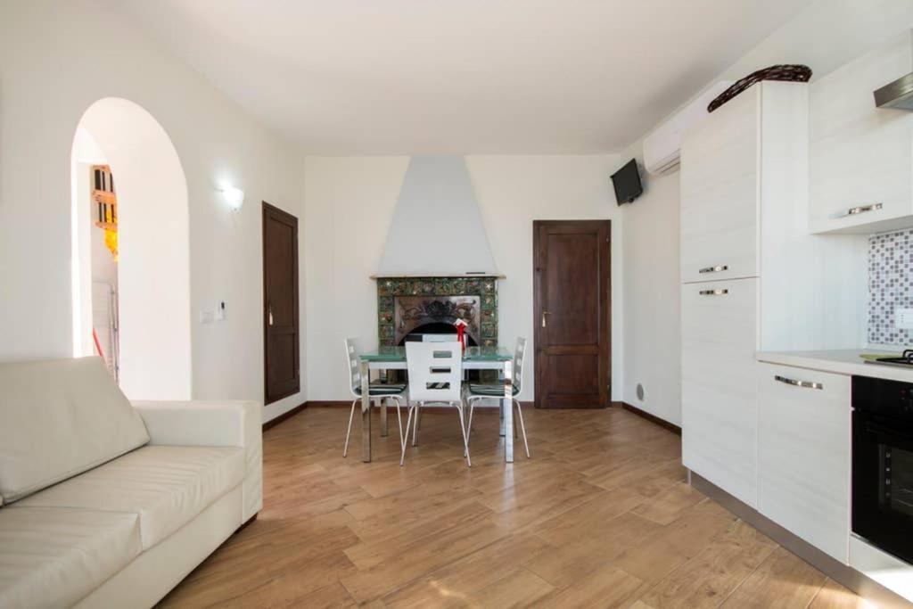 Villa Damia, Independent With Direct Lake Access *