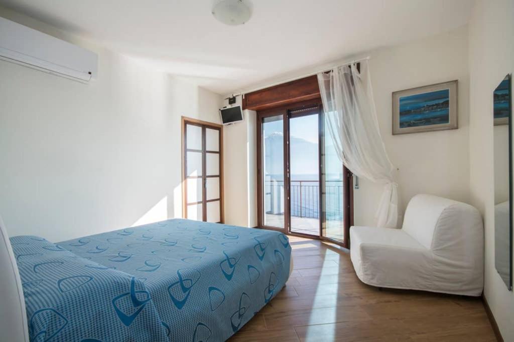 Damia, Independent With Direct Lake Access Villa