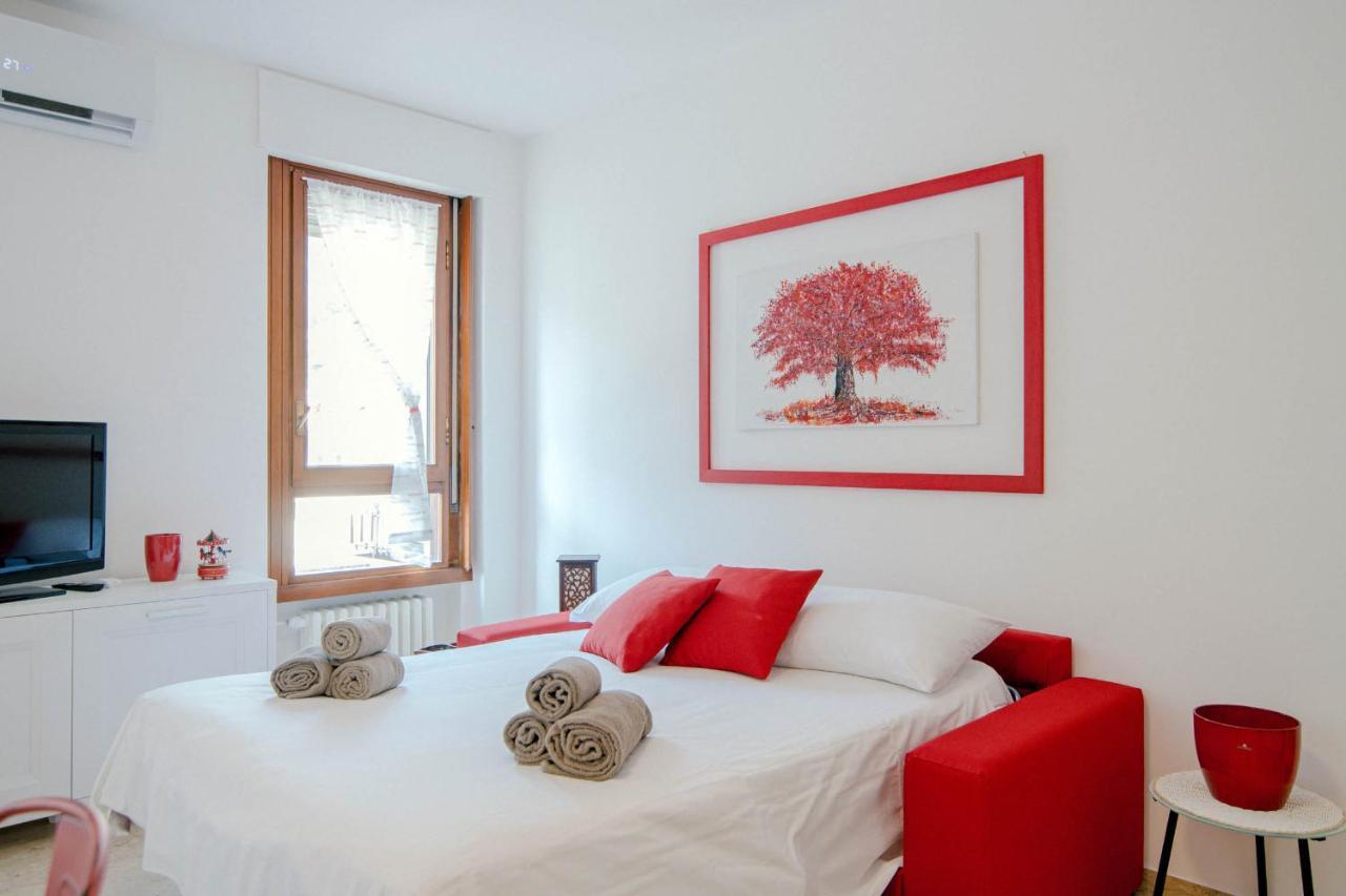 Dodo Red - The House Of Travelers * Como