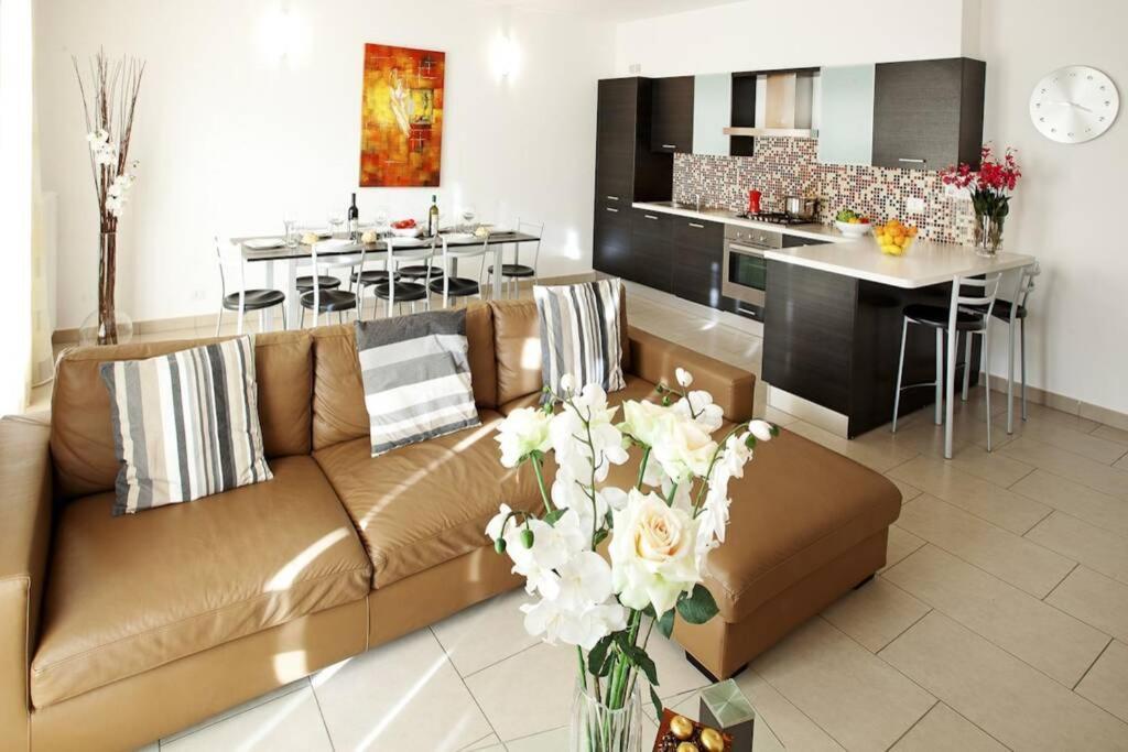 2-1 Of 11 In An Exclusive By Italian Apartment *