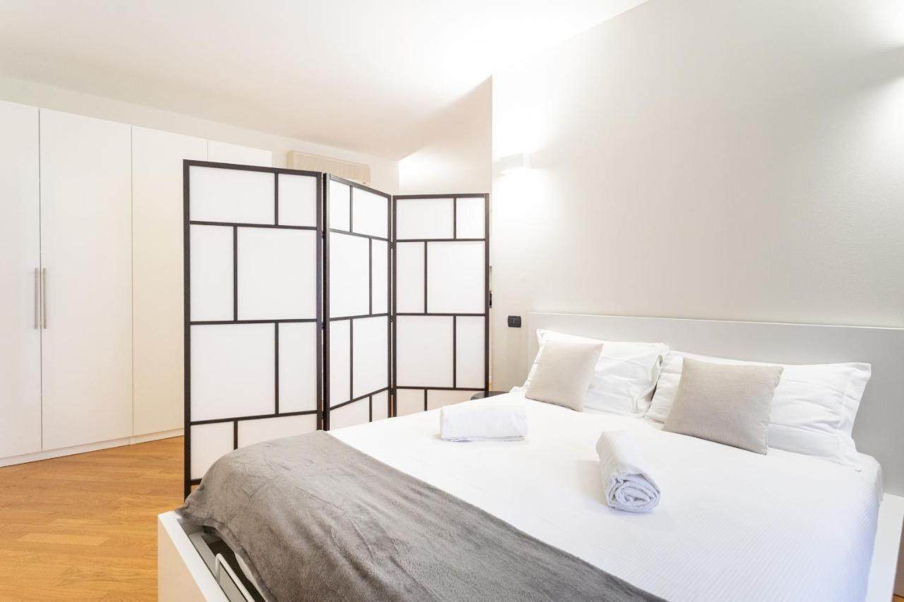 White Flat In Center By Rent *
