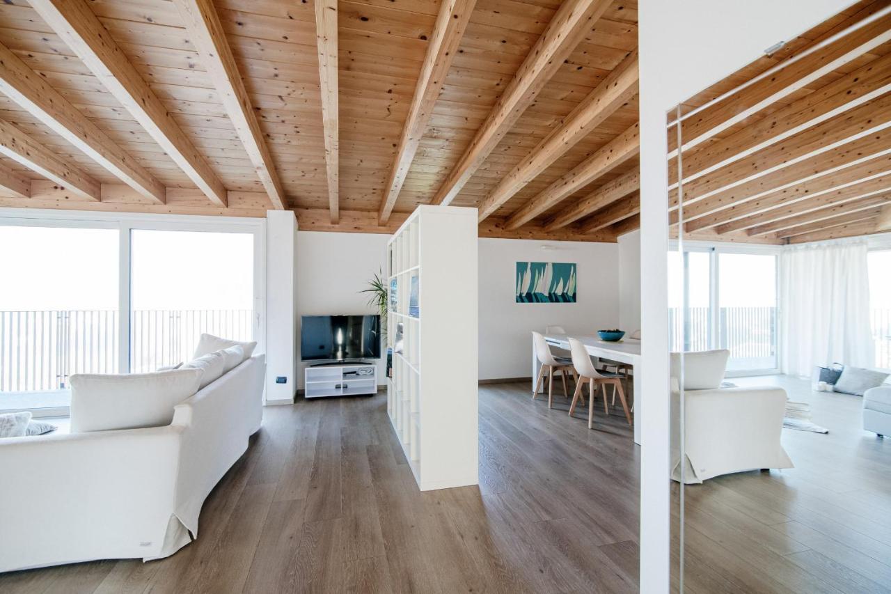 White Attic - By Myhomeincomo Camnago Volta