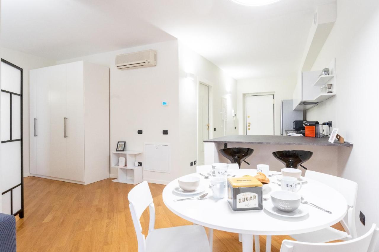 White Flat In Center By Rent Como